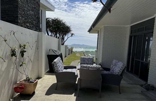 Waihi Beach Casa | ALL THE 3'S @ NUMBER 3