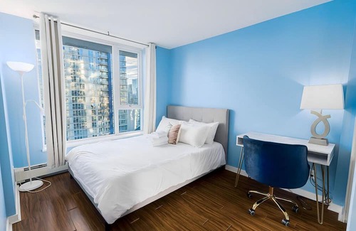 Crosstown Condominio | Tranquil: Sauna, Pool, Hot Tub & Free Parking