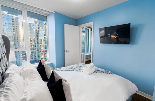 Crosstown Condominio | Tranquil: Sauna, Pool, Hot Tub & Free Parking