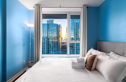 Crosstown Condominio | Tranquil: Sauna, Pool, Hot Tub & Free Parking