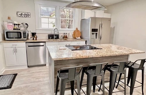 Plaza Midwood Casa | Cozy Vintage Bungalow. NODA/Downtown Charlotte/Dog Friendly