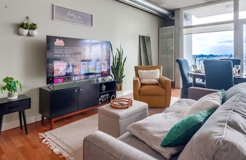 Civic Core Apartamento | Stunning High-Rise Condo w Free Gym, Pool, Laundry