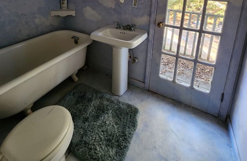 Manchester Otro | The Cottage at Red Dog Farm