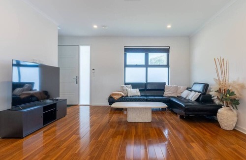 Blair Athol Casa | Contemporary Family Home 15 Mins from City and Beach