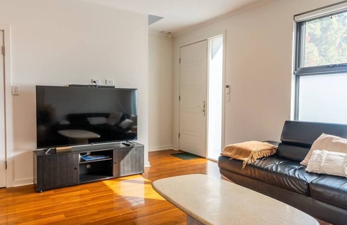 Blair Athol Casa | Contemporary Family Home 15 Mins from City and Beach