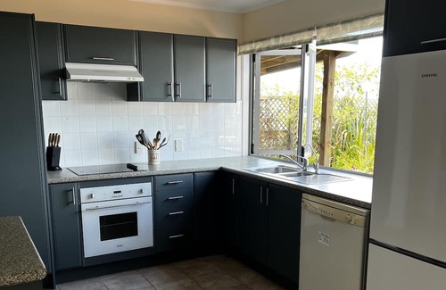 Haruru Casa | Sea views, 3 minutes drive to Paihia, 3 bed home