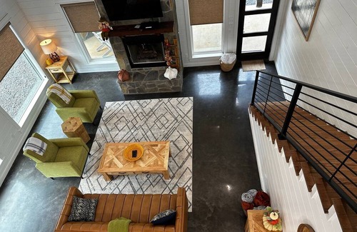 Broken Bow Cabina | New Modern Cabin w/ hot tub and outdoor fireplace