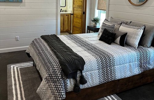 Broken Bow Cabina | New Modern Cabin w/ hot tub and outdoor fireplace