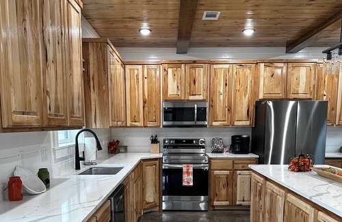 Broken Bow Cabina | New Modern Cabin w/ hot tub and outdoor fireplace
