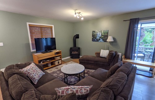 Tofino Casa | Salal Forest - Cottage 10 minutes walking distance from the beach. Dog friendly