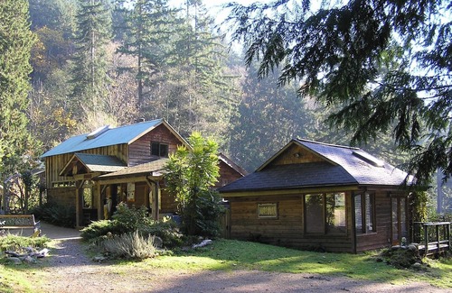 Bowen Island Cabina | 38 Acres of Rainforest! Charming Group Cabin on Tranquil Xenia Retreat Centre