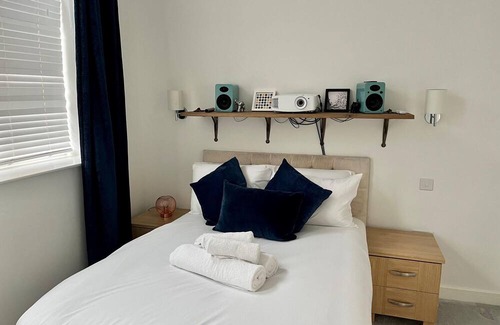 St Albans Casa | Pass the Keys | Stylish Unique 2 Bed Duplex Apartment with Parking