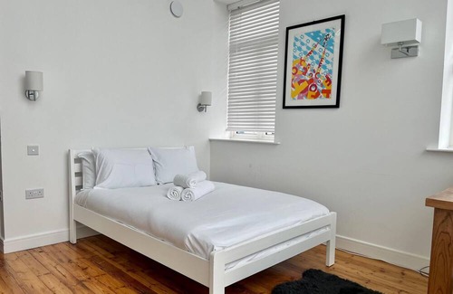 St Albans Casa | Pass the Keys | Stylish Unique 2 Bed Duplex Apartment with Parking