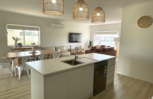 Waterhouse Casa | Brand new holiday home located in the Long Beach area