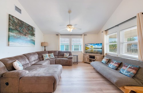 Leeward Sands Casa | Sleeps 9! Pet friendly!