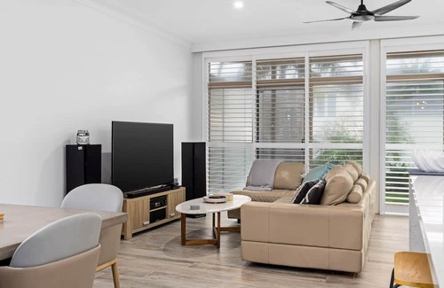 Blue Bay Apartamento | Blissful Beachfront Pad - Pet Friendly / Direct Beach Access