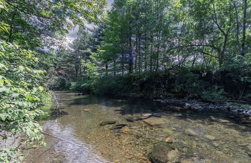 Pawlet Casa | Quintessential Vermont! In a classic New England village on the Metawee River.