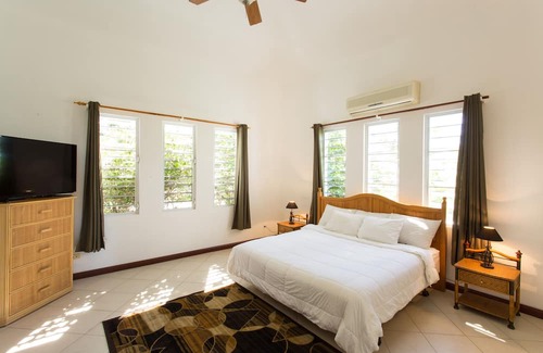 Island Harbour Casa | Exquisite 3 Bedroom villa. Unwind with beach views, and gentle island breezes.
