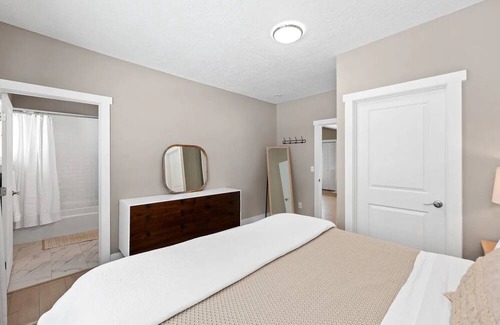 Manito Casa | Remodeled, historic South Hill Bungalow with Hot Tub! 5 min from downtown!