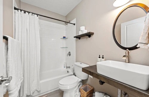 Manito Casa | Remodeled, historic South Hill Bungalow with Hot Tub! 5 min from downtown!