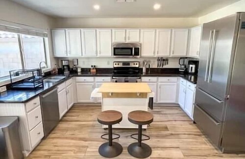 Barton Hills Casa | Priv Oasis w/ Pool & Pool Table | Discounted*