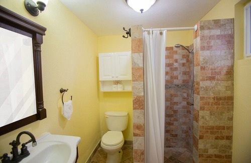 Tamuning Apartamento | Beachfront 1BR - Unit 102 Ocean Villa