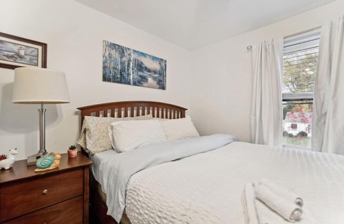 Mayfield Heights Casa | Charming Colorful Cottage