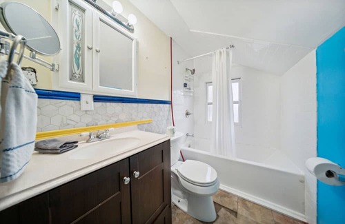 Mayfield Heights Casa | Charming Colorful Cottage