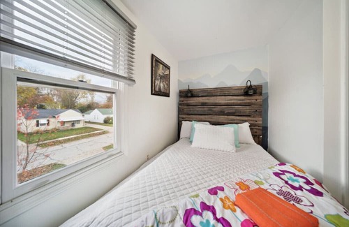 Mayfield Heights Casa | Charming Colorful Cottage