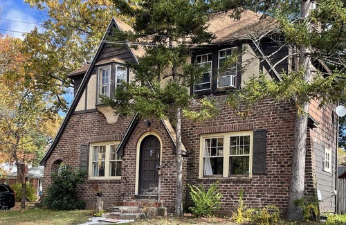 Springfield Casa | Comfortable Tudor next to all the w MA college’s . lake and park steps away, MGM