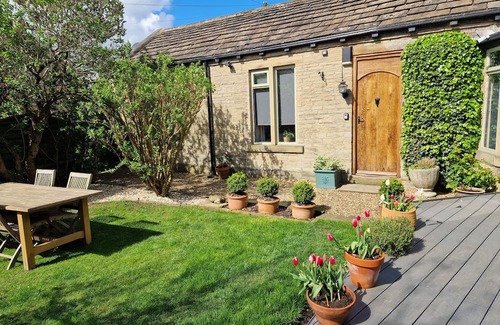Rastrick Cabaña | Superb 2-bedroomed Briar Cottage Guest Suite in Norwood Green, Halifax