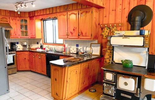 Les Pays-d'en-Haut Regional County Municipality Chalet De Esquí | 4 Br Luxury St-Sauveur Chalet & Pool, Swim Spa, fireplace, close to Ski resort