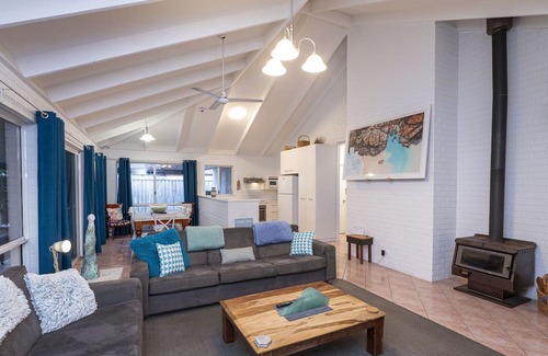 Quindalup Casa | Coastal Oasis - Family & Pet Friendly + only 400m from beach