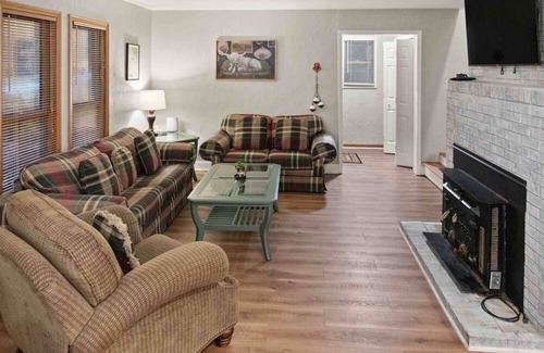 Cadiz Cabaña | Seasonal lake view, hot tub . Ample amenities for your stay at the lake.