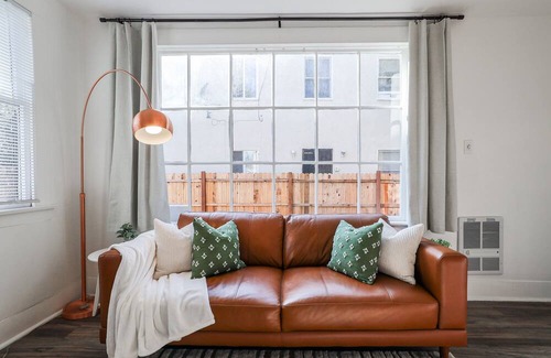 Willmore Apartamento | NEW Mid Term Rental: Backyard & Deck, Beautiful garden, Parking Garage, Pets Ok