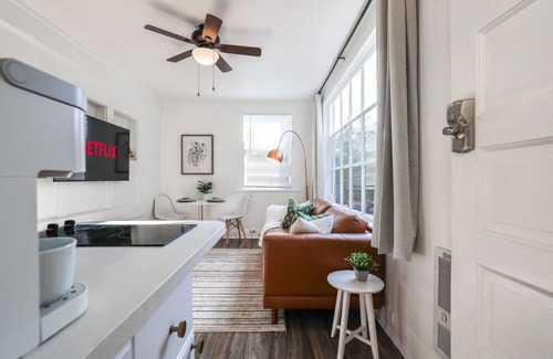 Willmore Apartamento | NEW Mid Term Rental: Backyard & Deck, Beautiful garden, Parking Garage, Pets Ok