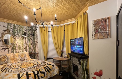 Fall River Apartamento | Luxurious bedroom with private bathroom in the Flint Village area of Fall River