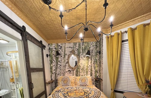 Fall River Apartamento | Luxurious bedroom with private bathroom in the Flint Village area of Fall River