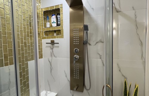 Fall River Apartamento | Luxurious bedroom with private bathroom in the Flint Village area of Fall River