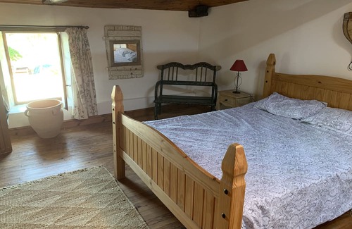 Saint-Hilaire-de-Voust Otro | Comfortable, family-friendly farmhouse with private pool in village location.