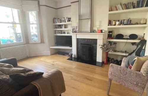 St. Helen's Apartamento | Modern & Beautifully-lit 1BD Flat, Sheperd's Bush!