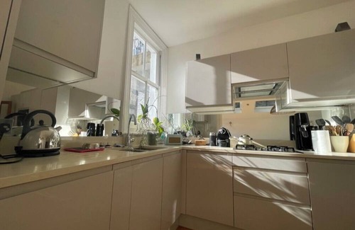 St. Helen's Apartamento | Modern & Beautifully-lit 1BD Flat, Sheperd's Bush!