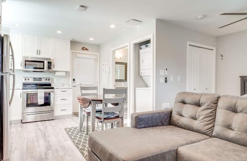 Port Alberni Casa | The Bear Studio House: Open concept house that sleeps up to 4