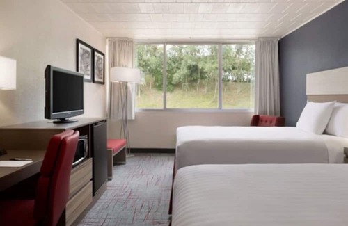 Uniontown Hotel | Ramada by Wyndham Uniontown