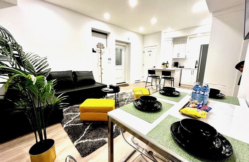 Willoughby Casa | Luxurious, Modern & Stylish 2 Bedroom Suite, Near Vancouver, Pet Friendly
