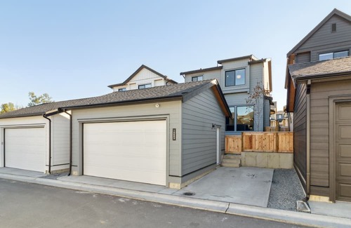 Willoughby Casa | Luxurious, Modern & Stylish 2 Bedroom Suite, Near Vancouver, Pet Friendly