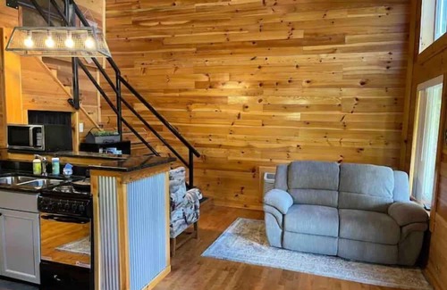 Campton Cabina | Secluded forest getaway on 50 acres, near RRG