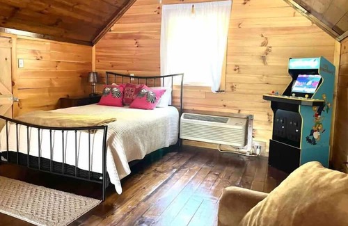 Campton Cabina | Secluded forest getaway on 50 acres, near RRG