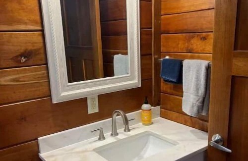Campton Cabina | Secluded forest getaway on 50 acres, near RRG