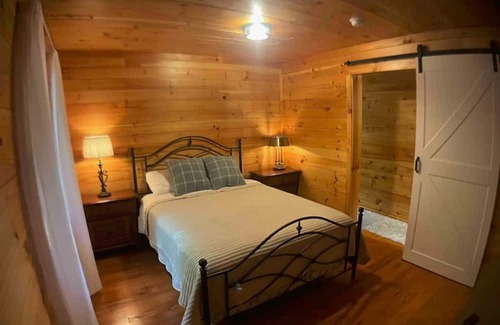 Campton Cabina | Secluded forest getaway on 50 acres, near RRG